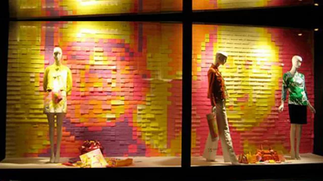 Otra vidriera que participó del concurso de escaparates en Barcelona, con fondo de pósit de colores