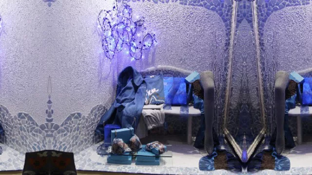 Vidriera de local de indumentaria deportiva. 