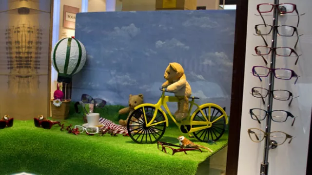 Vidriera de óptica, destinada a propuestas de anteojos para niños. 