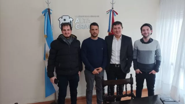 Javier Pérez (IN Alta Gracia), Marcos Torres (intendente de Alta Gracias) con Íñigo Biain y Gabriel Cáceres (InfoNegocios)