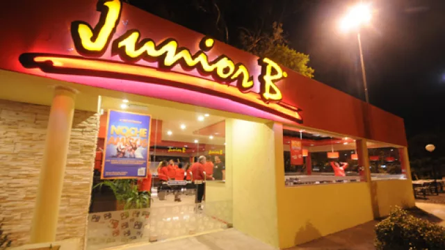 Junior B llegó al Parque Sarmiento (la cadena concretó su apertura número 14)