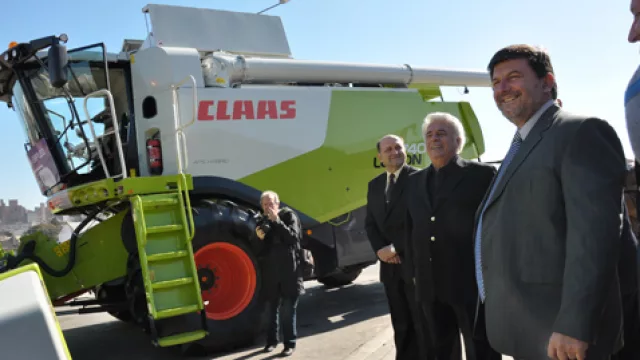 Una de las cosechadoras de Claas en la explanada de la Casa de las Tejas