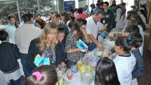 Más de 200 alumnos “vendieron” productos reciclados junto a Fiat y JA