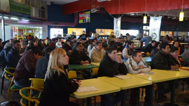 El proceso de selección consta de diversas etapas; buscan cubrir puestos de cajeros, vendedores y administrativos.