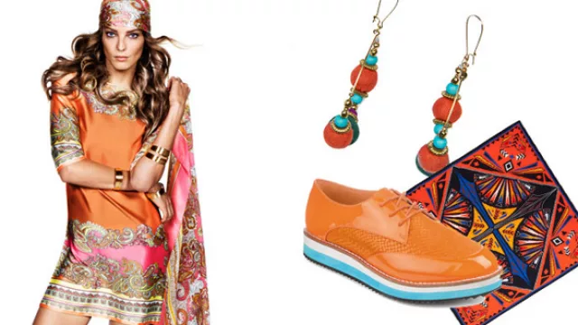 Vestido estampado pañuelo en combinación con accesorios flúor.