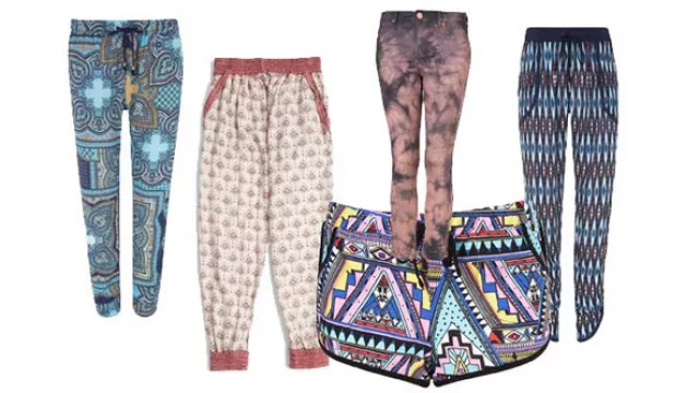 Estampados psicodélicos, geométricos en chupines, babuchas y shorts en versátiles combinaciones de colores.