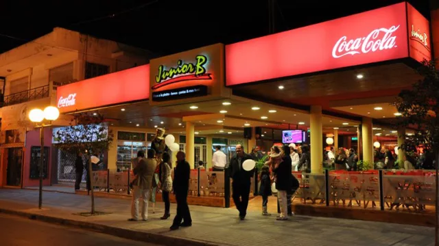 La cadena cordobesa Junior B abrió su local número 13 en la capital nacional del folclore