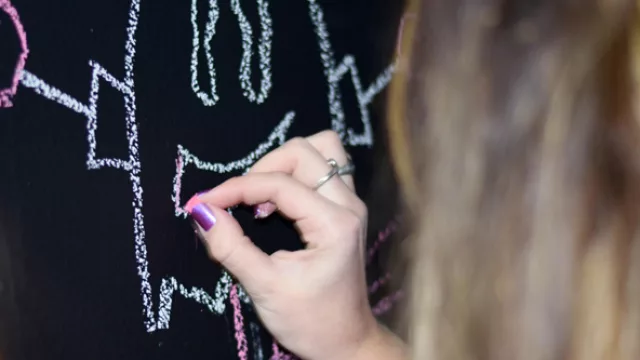 Tres artistas cordobeses intervinieron las paredes de la sala de muestra -esa tarde convertidas en pizarras-.