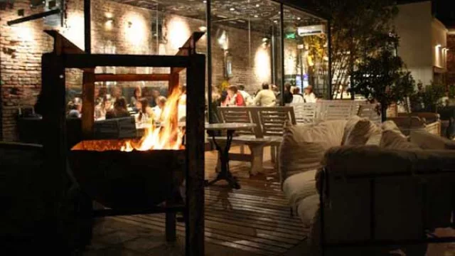 Señor Espacio le da la bienvenida a Sissi Casual Bistro (by Miguel Albelda)