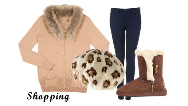 Saquito de cachemir con cuello de piel, boina tejida de alpaca, pitillos y botas uggs.