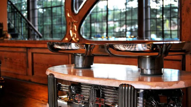 Una balanza de hace más de cuarenta décadas ornamenta el lugar