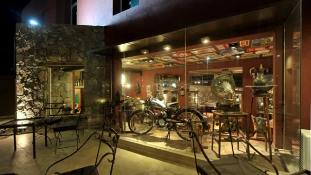 Claudia y Eduardo recolectan objetos antiguos de todo el mundo