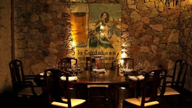 Mesa para siete comensales en el restó de San Leonardo