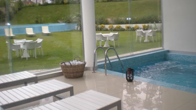 Ubicado a cinco cuadras de la playa, el Sisai cuenta con piscina climatizada