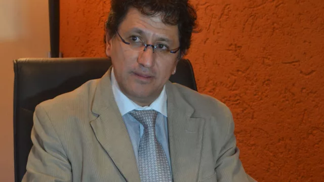 Aumentar el impuesto inflacionario e ir por el encaje de los bancos, lo que vislumbran los economistas