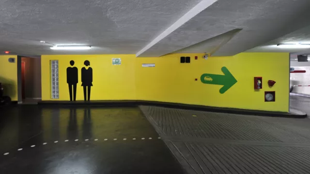 Una divertida señalética le da color a las cuatro plantas de cocheras