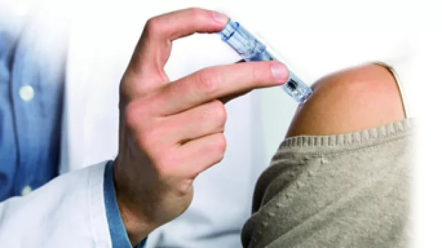 No mariconees... mirá la aguijita que es: Sanofi Pasteur ideó una microaguja