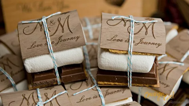 Souvenir práctico y original, toalla de mano y barras de chocolate, en cajita con iniciales de novios.