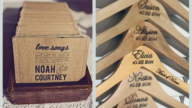 Mas souvenires prácticos, CD pack antiguo con música de la fiesta y perchas de madera con nombres invitados.