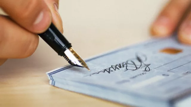 Crecen fuertemente los cheques rechazados: de $ 321 a $ 828 millones en enero 2012 / 2011