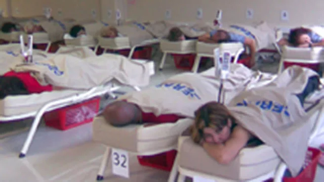 Las camillas del marketing “raro” ya se venden en Córdoba (y los salones para probarlas se siguen llenando)