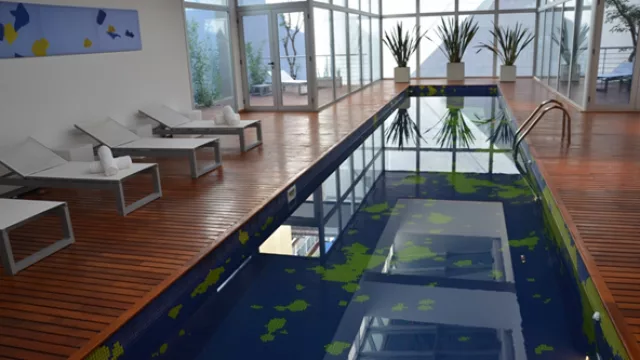 La pileta pintada con “manchas” amarillas sobre el fondo azul, un delicadeza del Hotel Boca