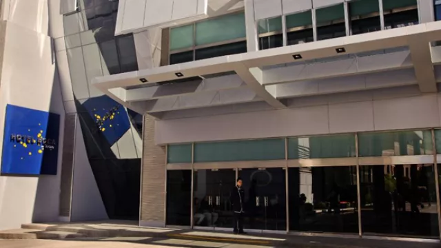 La vista exterior del hotel; hacia arriba se elevan los 17 pisos con un diseño exterior muy particular