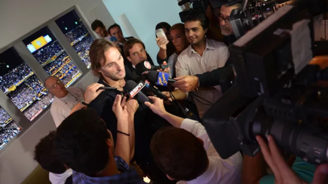 El Flaco Schiavi concentró buena parte de las notas por su buena onda; detrás los plasmas que muestra una tarde en la Bombonera