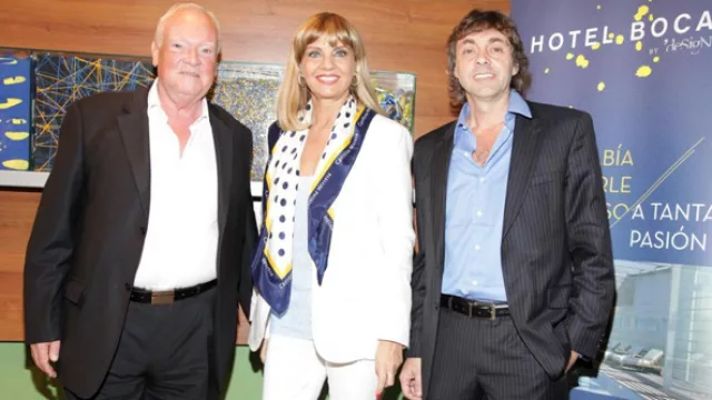 Raúl y Daniel Mochón, dueños de Design la empresa que creó el Hotel Boca, con la madrina del establecimiento