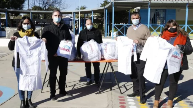 Inició la distribución gratuita de guardapolvos a más de 15.000 alumnos de escuelas y jardines