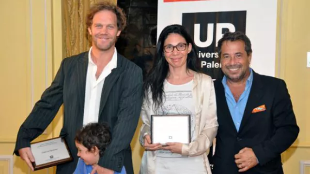 Maria Ch., junto a su marido Gabriel Bren y al empresarios Ricky Sarkany, recibiendo premio al diseño de la Universidad de Palermo.