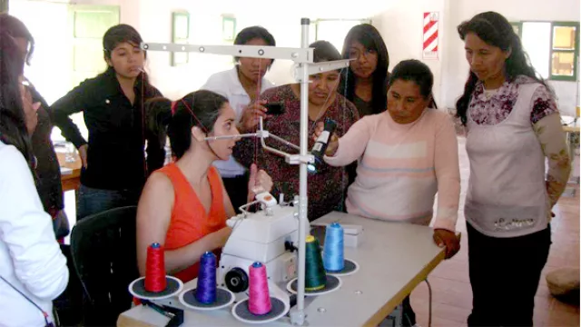 Alumnas de cosiendo redes, Tilcara.