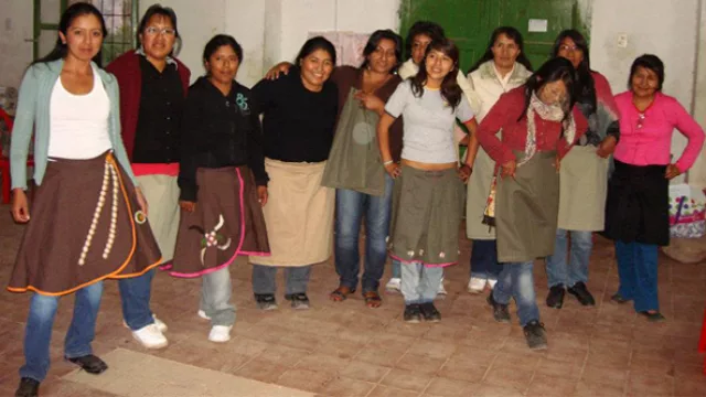 Alumnas de cosiendo redes Tilcara, con sus creaciones.
