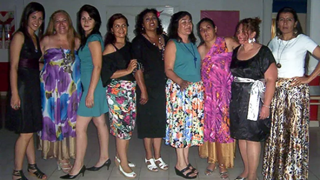 Alumnas de cosiendo redes Tigre, con sus creaciones.