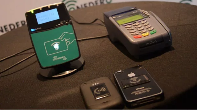 El kit básico: el Tag de Monedero (pegado sobre un celular), el validador y posnet. 