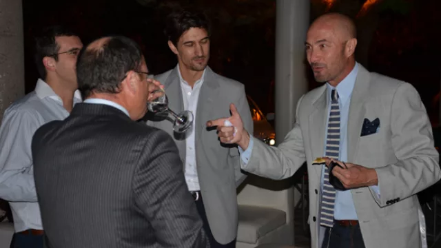 Estampa de anfitrión, Flavio Olivier departe con los invitados