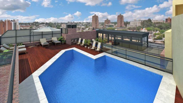 Piscina climatizada, en el top-floor del hotel.