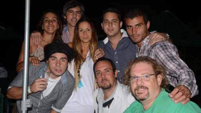 Un grupo de amigos posa frente al lente del fotógrafo de InfoNegocios.