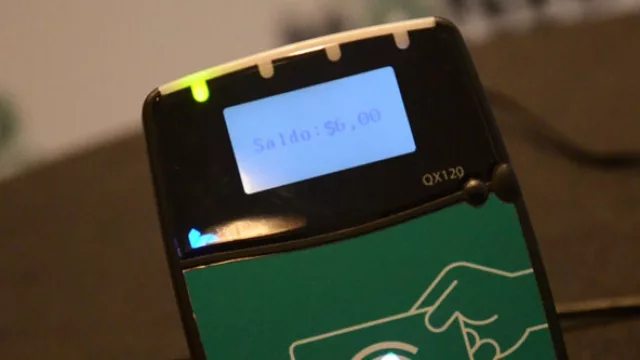 El Tag con el chip RFID funciona al acercarlo al validador.  