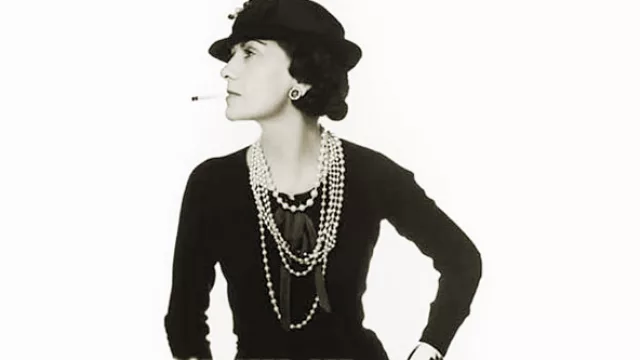 Coco Chanel: rompió el molde propiamentre dicho, nos acortó el pelo, las faldas y nos pusó pantalones.