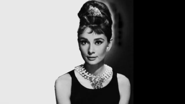 Audrey Hepburn: actriz belga, pionera en pregonizar; “mujeres, no divas” impuso la tendencia del look casual al glamour hollywoodense.
