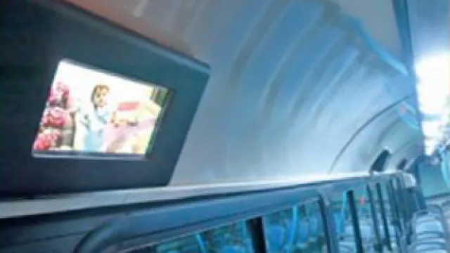 Las pantallas en el transporte urbano no se rinden: un nuevo intento al que ya se subieron el IES y la revista Matices