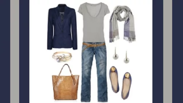 Jeans rectos corte hombre, remera escote V y blazer azul marino. Foulard y chatitas en compose con tonos azules.