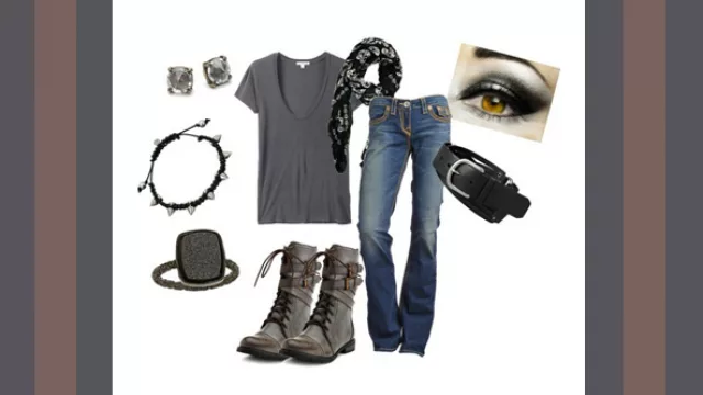 Jeans corte varonil, remera escote V gris, abotinados en cuero gris, foulard en negro y blanco.