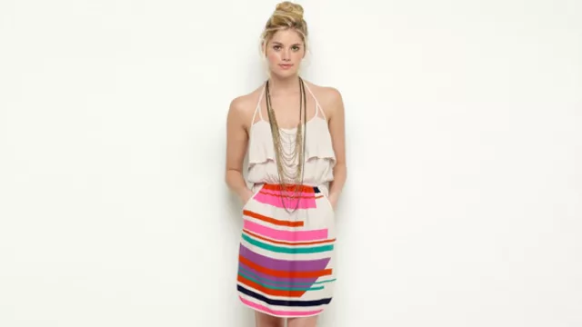 Falda a rayas, que juegan con distinto grosor y superposición de colores. 