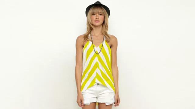 Top con rayas encontradas al centro, que caen al bies. Disimula delanteras chatas, y marca cintura con la caída a los costados. 