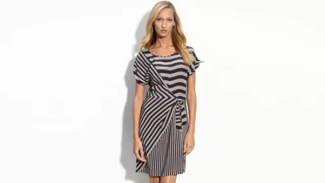 Vestido con molderías desencontradas, juego de grosores de rayas y distintas caídas le dan movimiento, marcando perfectamente la cintura, dándole amplitud a la espalda. 