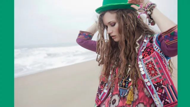 R; Chaleco telar, sobre camisola hindú.