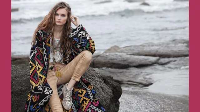 R; Poncho incaico sobre jeans dorados.