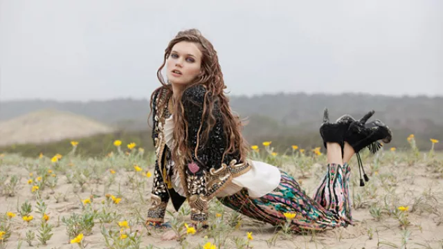 R; Torerita bordada terminaciones en dorado sobre baggy hindú.